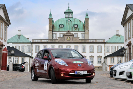 En Nissan LEAF ført af Tim Svanholt og Bjarne Kristensen var bedste elbil ved pausen i Fredensborg.
(Foto: Jokum Tord Larsen)